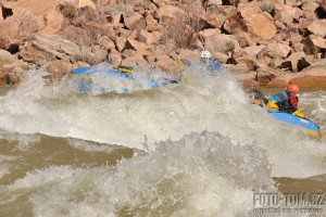 Grand Canyon rafting - zásobovací raft v akci, Horn creek rapid