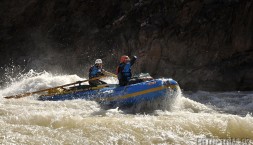 Matěj se zásobovacím raftem v nájezdu Crystal rapid