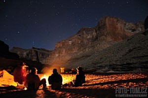 Večerní pohoda u ohně v Grand Canyonu