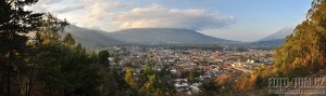 Město Antigua a sopka Agua, Guatemala, panorama