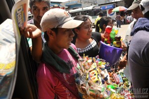 Pouliční prodejci, Flores, Guatemala