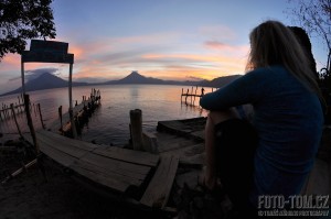 Jezero Atitlan, Panajachel, západ slunce a Pája