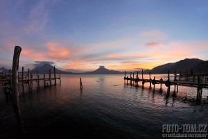 Jezero Atitlan, Panajachel, západ slunce, Guatemala