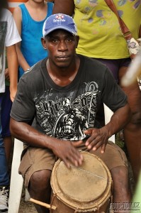 Bubnující černoch Garifuna, La Ceiba, Honduras