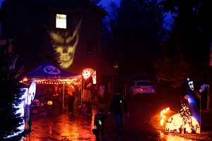 48/365 Tak jo, Halloween. Z centra jezdil každých 5 minut autobus (zdarma) a vozil všemožný i nemožný strašidla a postavy - a vzal teda i nás - k ulici Easy street, kde probíhalo hlavní divadlo. Asi se do toho nedokážeme ani vžít tak jak by se slušelo a patřilo. V maskách a převlecích chodili snad téměř všichni, tady na fotce je zrovna malej Ninja s vyjímečně nemaskovaným tatínkem. Ti, co si přáli, aby k nim koledníci chodili, měli domy vyzdobené různými příšerami (které bych se dost často i styděl někde zvěřejňovat, některé byly fakt až nechutně krvavě reálné), dýněmi, hřbitovy na zahradách a mrtvolami v garážích, k tomu se jim z domů kouřilo, ozývala se hororová muzika..no ještě že už nejsem dítě :-) Dospělá část strašidel poté pokračovala na pařby do hospod. Děti si po koledování šly užívat čerstvé noční můry do svých postelí. Trochu nespravedlivý, protože dospěláci si ty hrůzy z večera ráno asi ani nepamatovali, narozdíl od těch nebohých děcek. Jen na focení to nebylo ideální, protože ulice nebyla osvětlená vůbec, jen u domů občas něco málo. Tohle je třeba fotka s ISO 8000, clonou 1.8 a časem 1/25. A to vypadá, že zrovna tady nějaký to světlo přeci jen je..